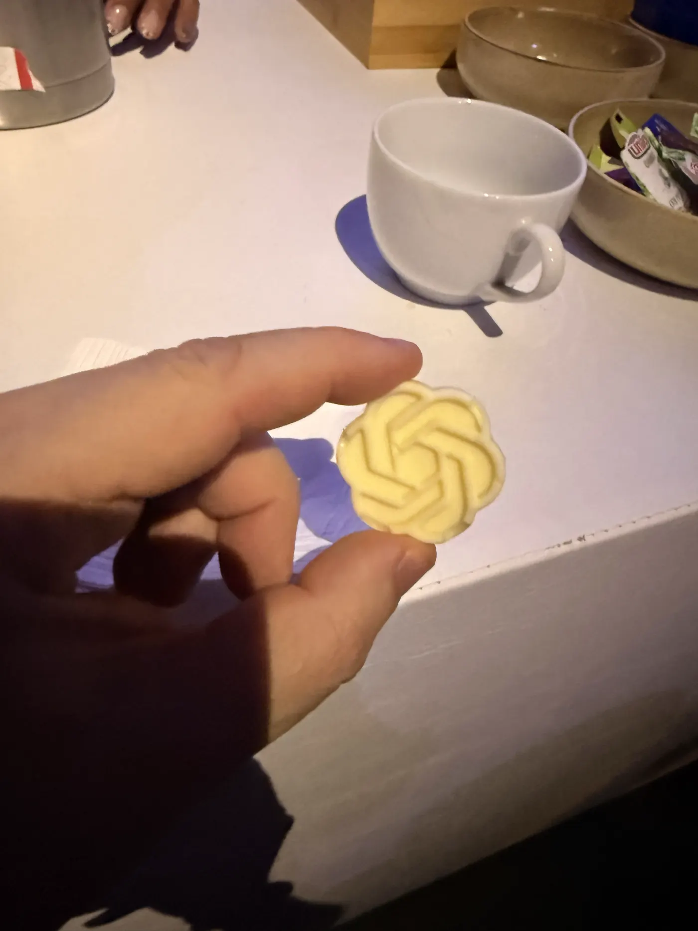 O biscoito do café, com o logo gravado.