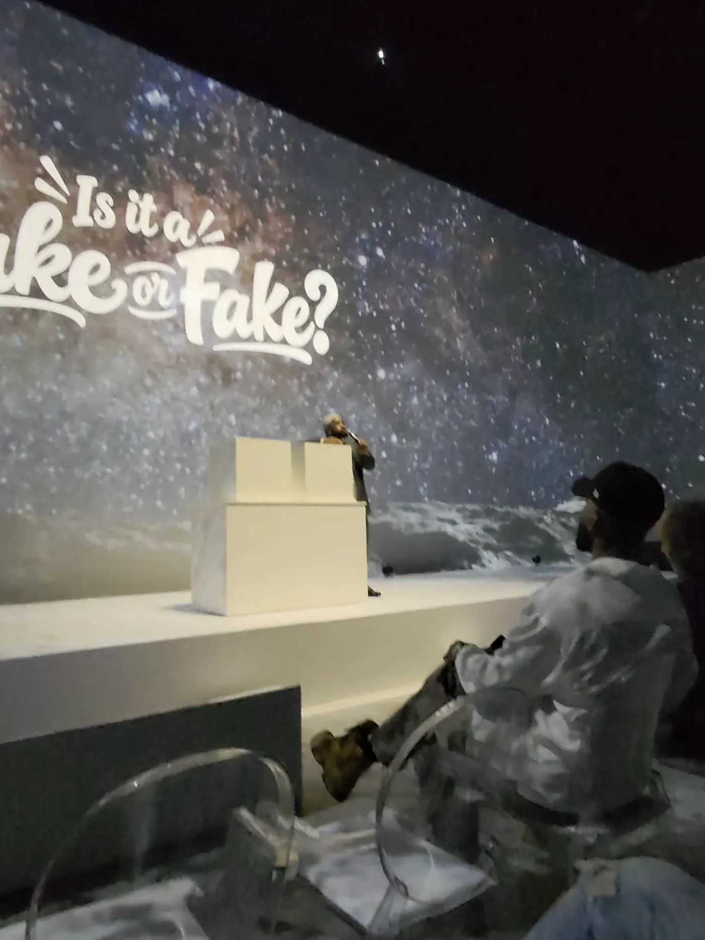 A dinâmica no palco: um dos dois bolos foi desenhado com inteligência artificial.