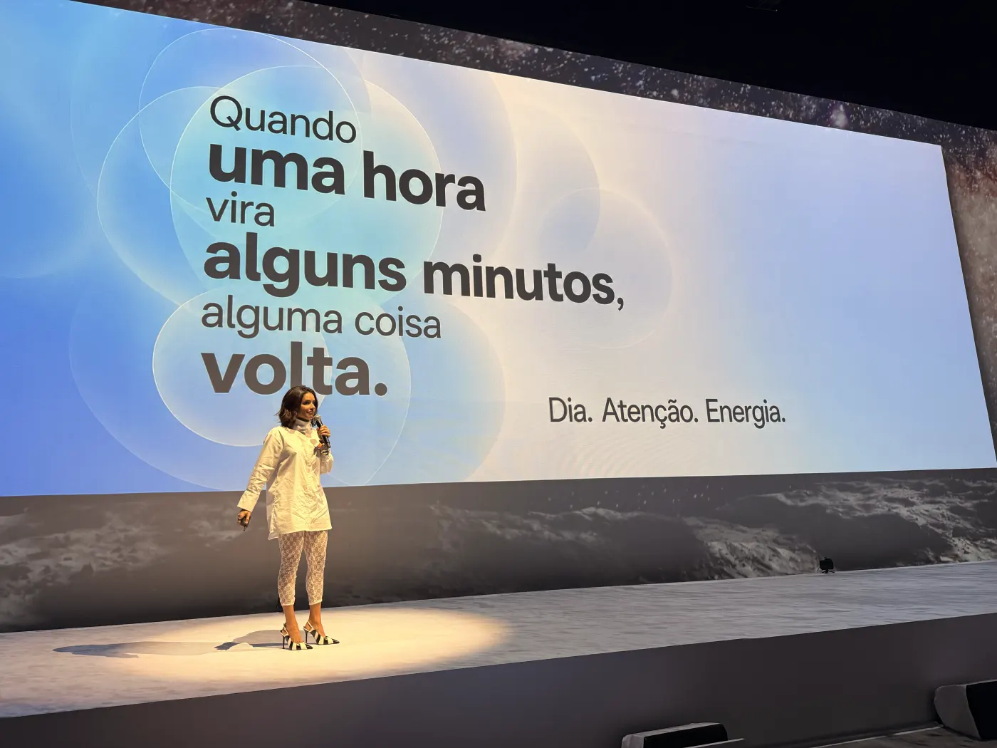 "Quando uma hora vira alguns minutos, alguma coisa volta. Dia. Atenção. Energia."