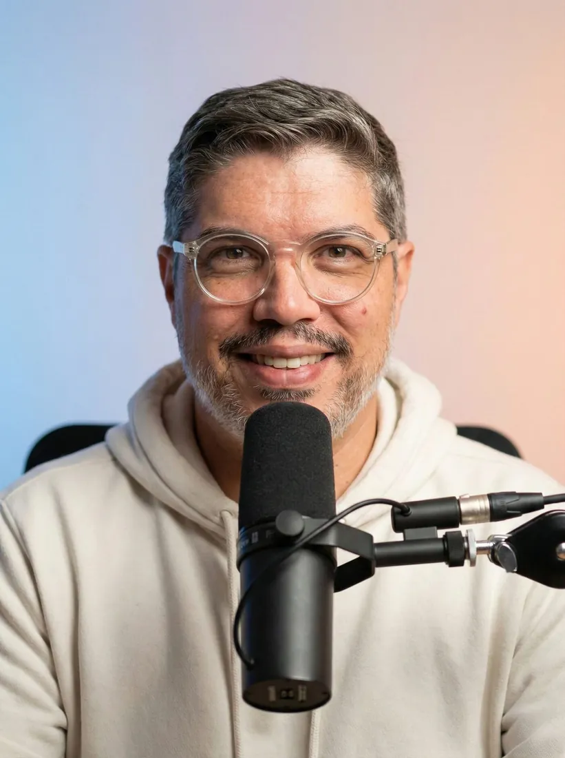 Samuel Leite apresentando podcast