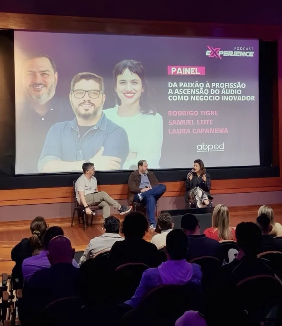 Samuel Leite mediando painel Podcast Experience, ABPod