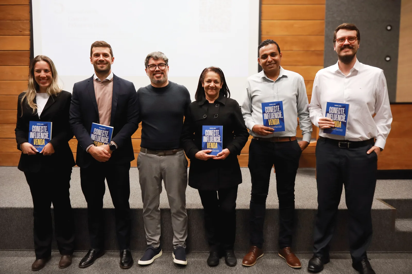 Distribuição do livro ao time no fim do encontro