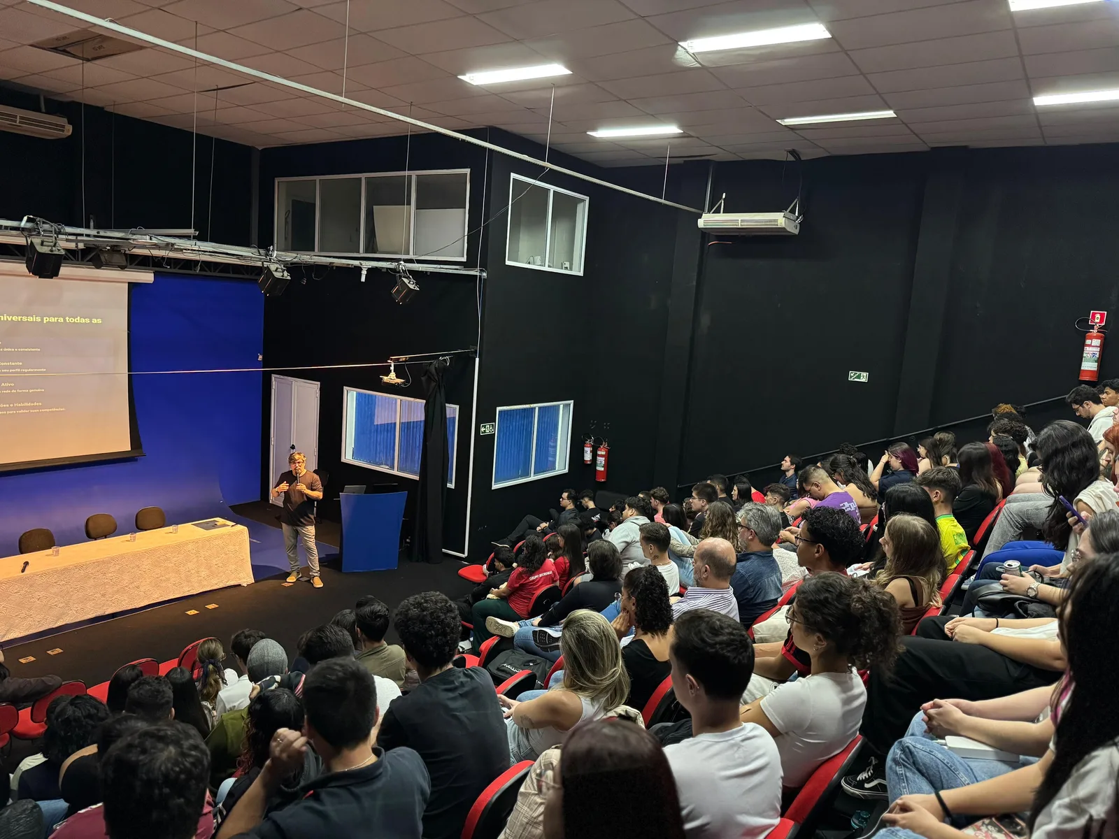 Auditório lotado em palestra sobre LinkedIn e carreira