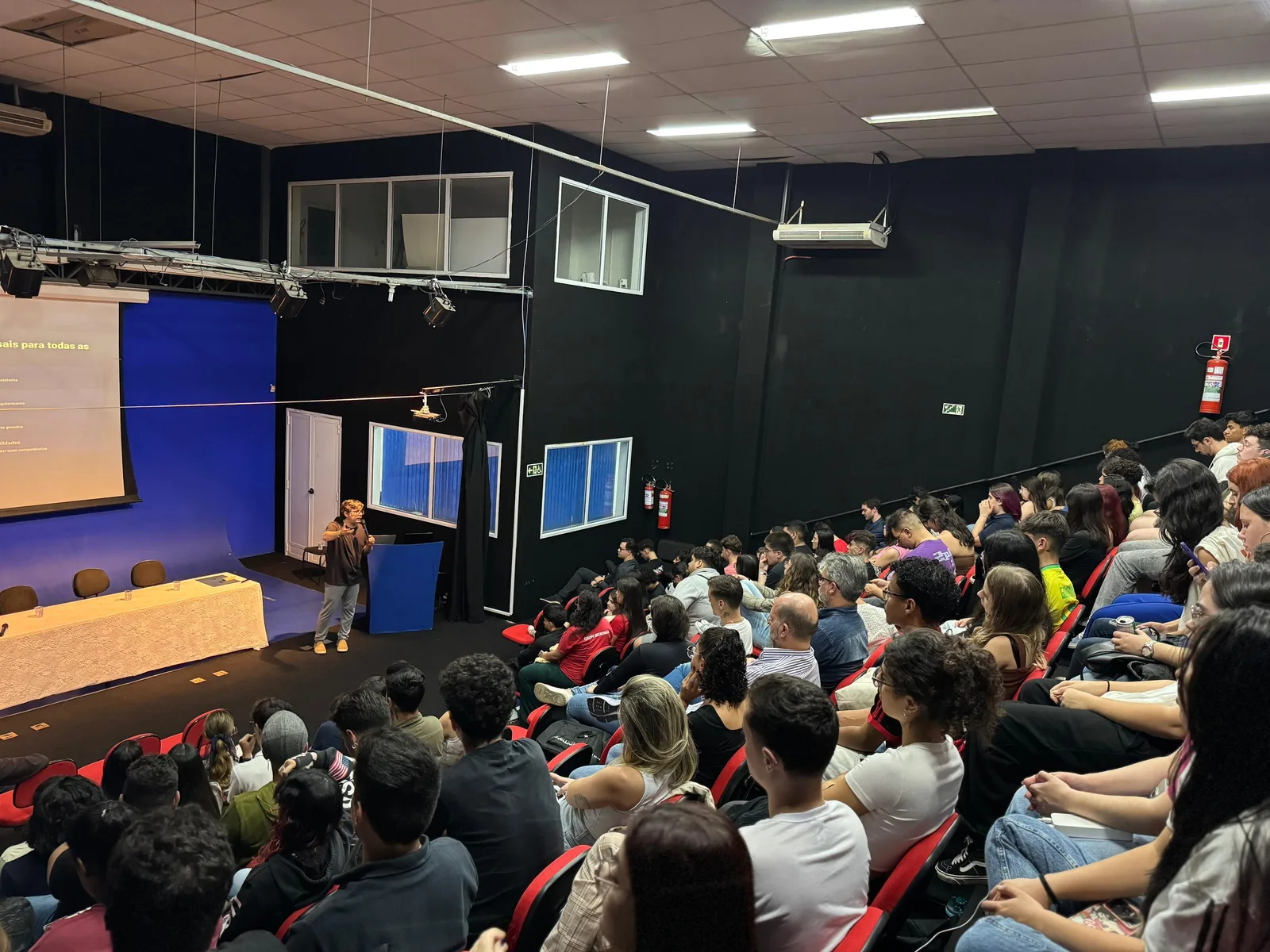 Samuel Leite em palestra de LinkedIn para auditório lotado na UNIFAAT
