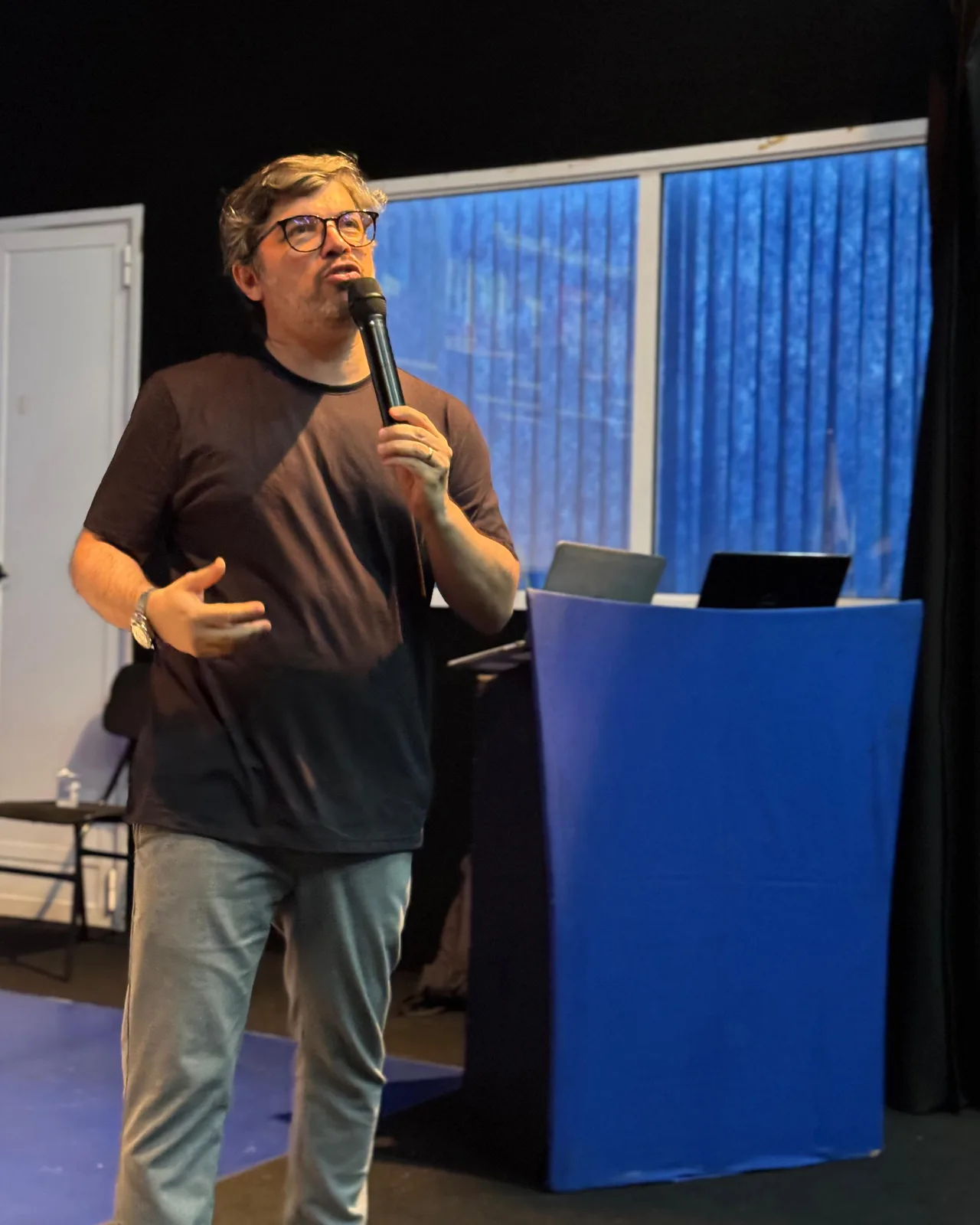 Samuel Leite em palestra de LinkedIn, no palco com microfone